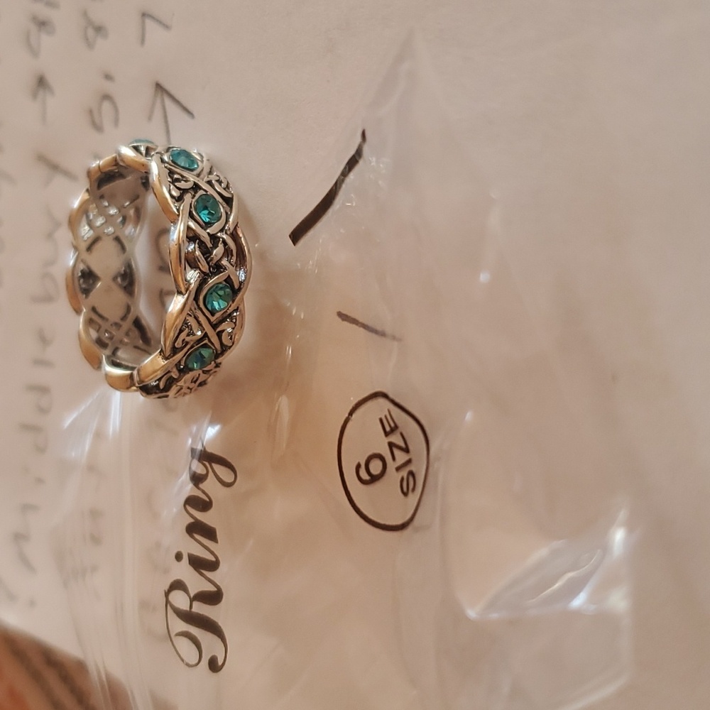 Gorgeous Vintage Wolf Green Stone Rings - Picture 3 of 5